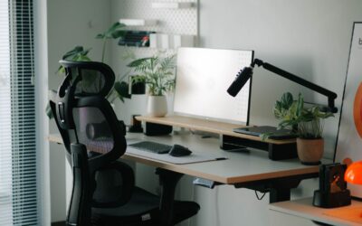 Un espace de travail ergonomique et moderne avec chaise de bureau noire et plantes vertes.