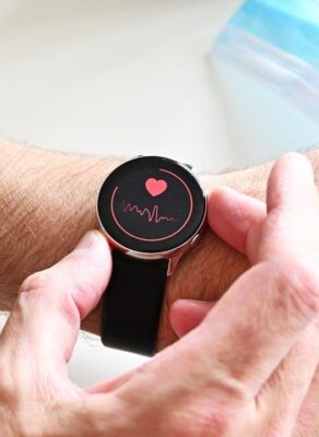 Montre connectée affichant un tracé cardiaque au poignet