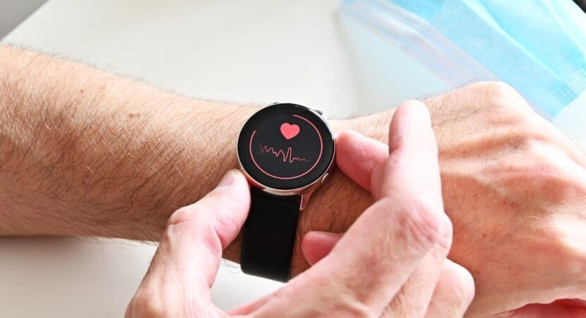 Montre connectée affichant un tracé cardiaque au poignet