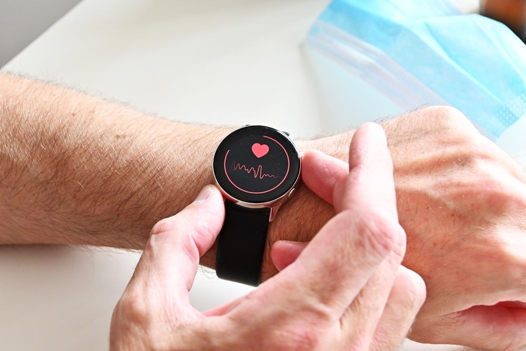 Montre connectée affichant un tracé cardiaque au poignet